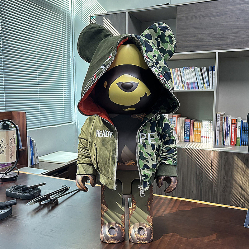 Bearbrick 1000% Violent Bear King 70cm Tall Living Room Office Floor-Standing Trendy Decorative Figure with Movable Joints Bearbrick 1000% Violent Bear King 70cm Tall Living Room Office Floor-Standing Trendy Decorative Figure with Movable Joints