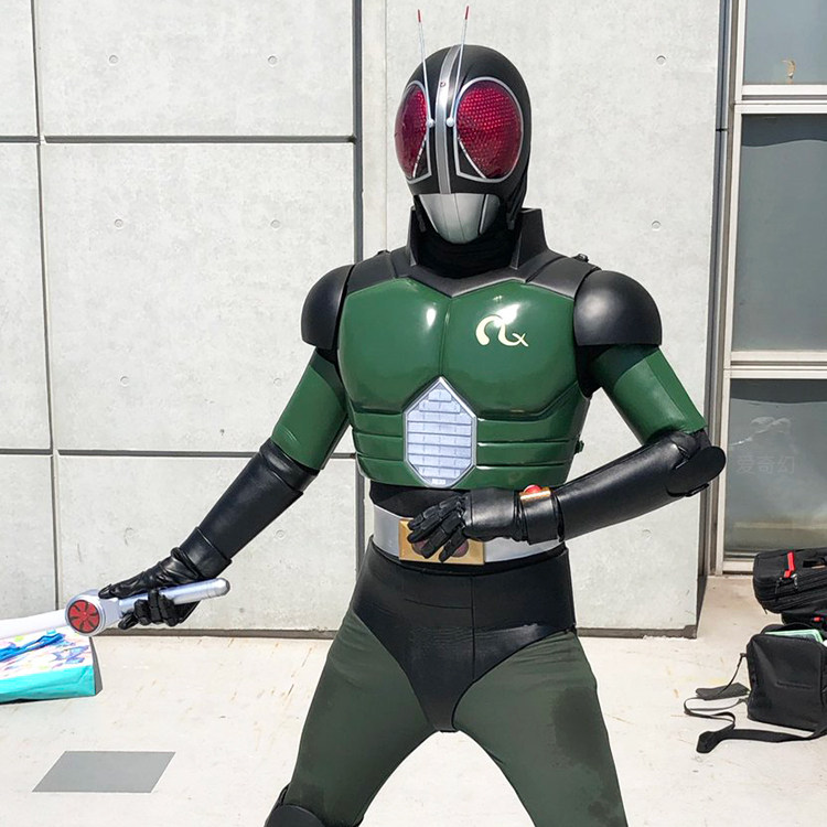 ชุดหนัง Kamen Rider ชุดเกราะเต็มตัวสีดำสวมใส่ได้ พร้อมเครื่องประดับหมวกกันน็อก งานแฮนด์เมด DIY พร็อพโมเดล Eva