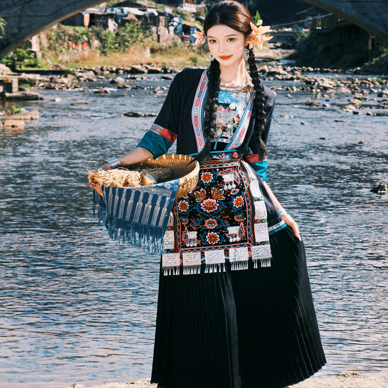 Traditional Dong Ethnic Clothing for Women, Pleated Long Skirt Style, Performance Costumes for Ethnic Minorities in Guizhou and Yunnan, Photography Outfits for Miao and Dong Villages