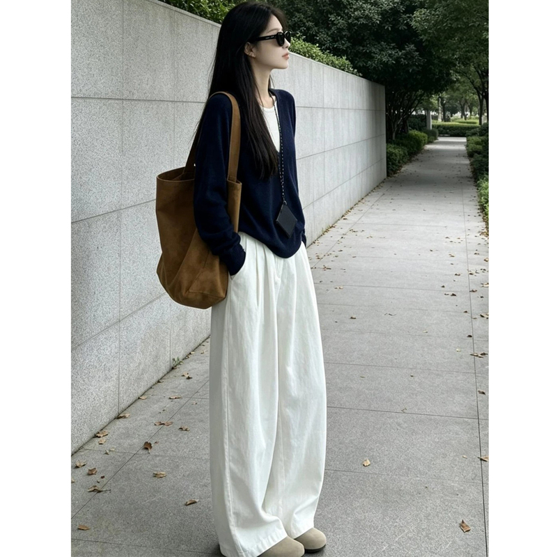A Complete Set of Autumn Outfits in a Laid-Back Style: a Faux Two-Piece Knit Sweater and Wide-Leg Pants for a Relaxed Feel A Complete Set of Autumn Outfits in a Laid-Back Style: a Faux Two-Piece Knit Sweater and Wide-Leg Pants for a Relaxed Feel