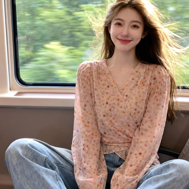 French-Style Gentle V-Neck Floral Lantern Sleeve Shirt for Women, Early Autumn 2026, Side Tie Design, Waist-Cinching Slimming Top