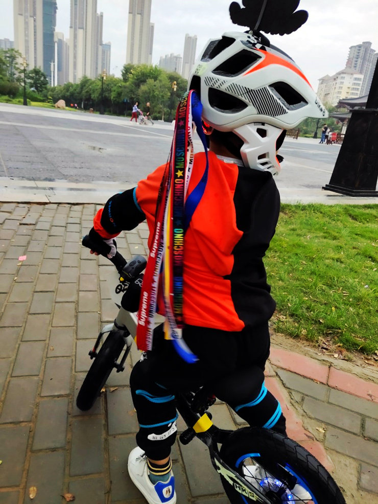 xe thăng bằng tacke xtreme Trẻ em cân bằng xe trượt xe cá tính thiết bị phụ kiện mũ bảo hiểm ruy băng lớn bọ cạp kéo gió lưới màu đỏ rung - Smart Scooter 	xe thăng bằng 1 bánh