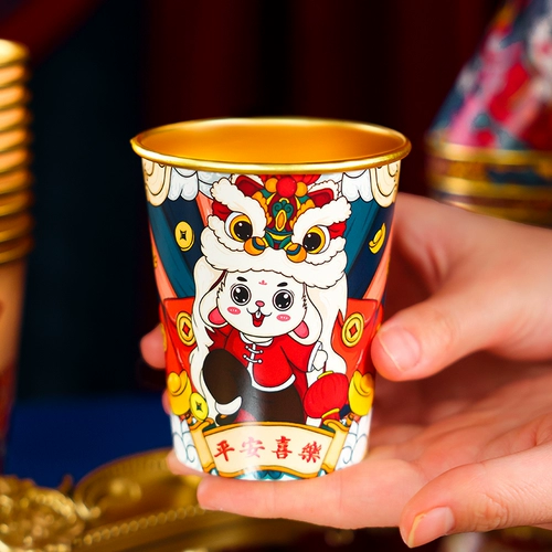 Одноразовая чашка водяной чашки 2024 Новогоднего новогоднего дома с новым годом.