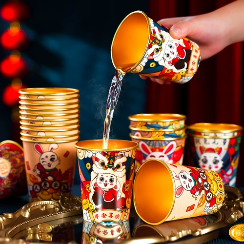 Одноразовая чашка водяной чашки 2024 Новогоднего новогоднего дома с новым годом.