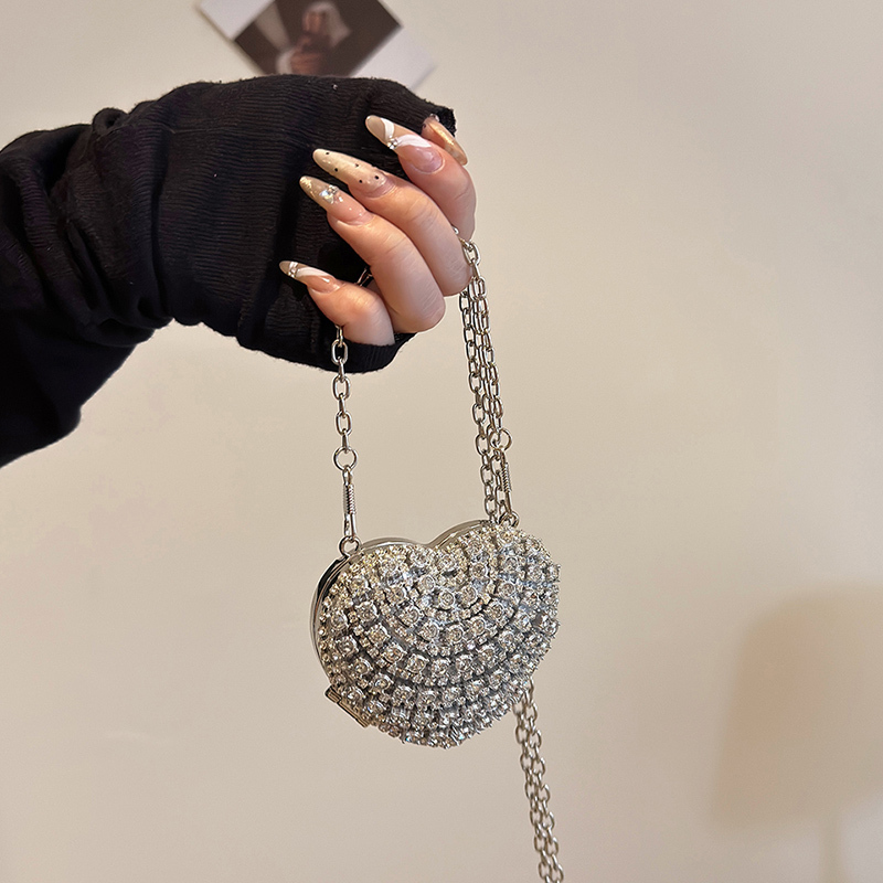 Personalized and Fashionable Banquet Clutch Heart-Shaped Small Bag 2024 New Mini Earphone Lipstick Shoulder Bag Coin Accessory Personalized and Fashionable Banquet Clutch Heart-Shaped Small Bag 2024 New Mini Earphone Lipstick Shoulder Bag Coin Accessory