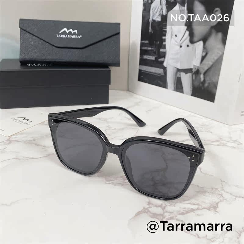 Australian lady Everugg black frame sunglasses
