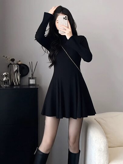 French-Style Hepburn-Inspired Black Knit Dress for Women, Autumn and Winter, Petite Slim-Fit A-Line Dress with a High-End Feel, Base Dress