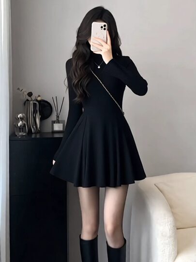 French-Style Hepburn-Inspired Black Knit Dress for Women, Autumn and Winter, Petite Slim-Fit A-Line Dress with a High-End Feel, Base Dress