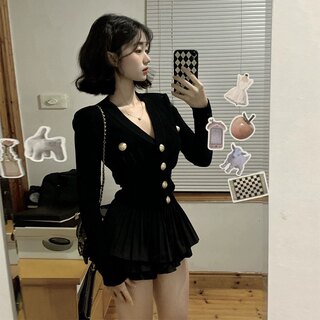 Early Spring New Style Chanel-Inspired Women's Knit Pleated Tiered Short Skirt and Long-Sleeve V-Neck Top Two-Piece Set in Hepburn Style