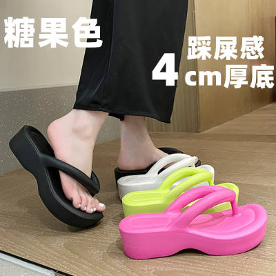 New thick-soled flip-flops for women to wear outside in summer, fashionable wedge heels for height increase, popular beach slippers with a feeling of stepping on feces and a pinch on the feet