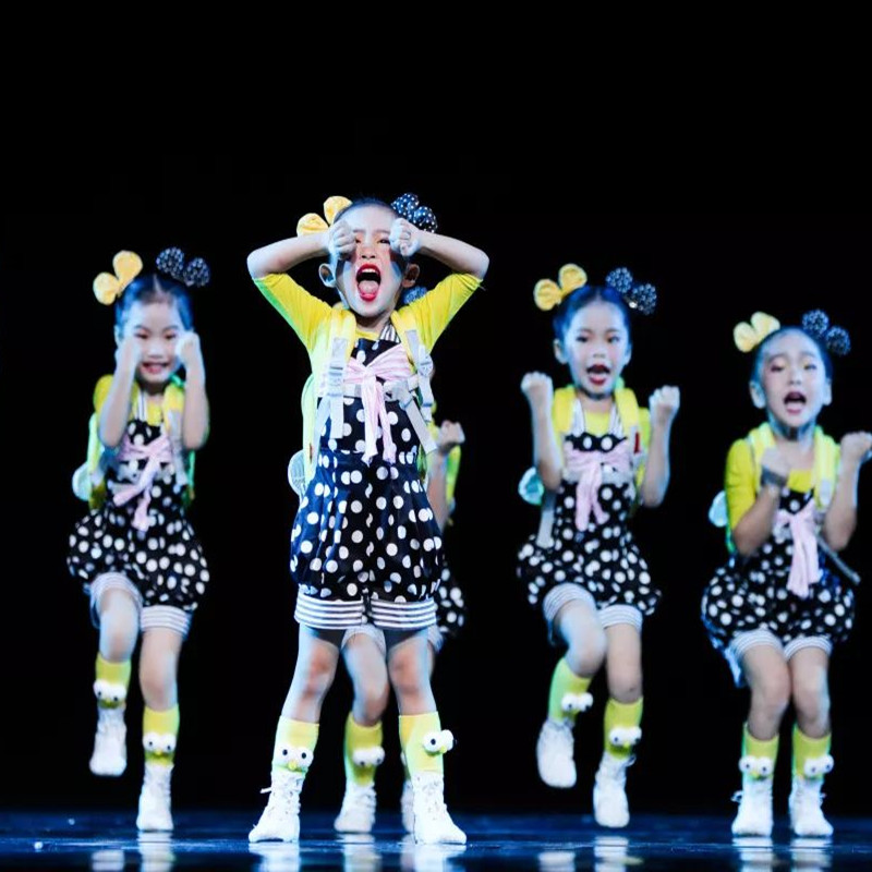 Take the time for the small Dutch wind to come and go again, dance play out to children performing clothes for students to hold baby bag pants