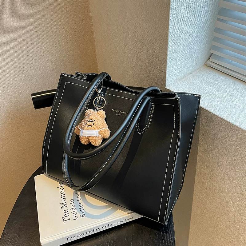 Capacious shoulder bag, one-shoulder bag