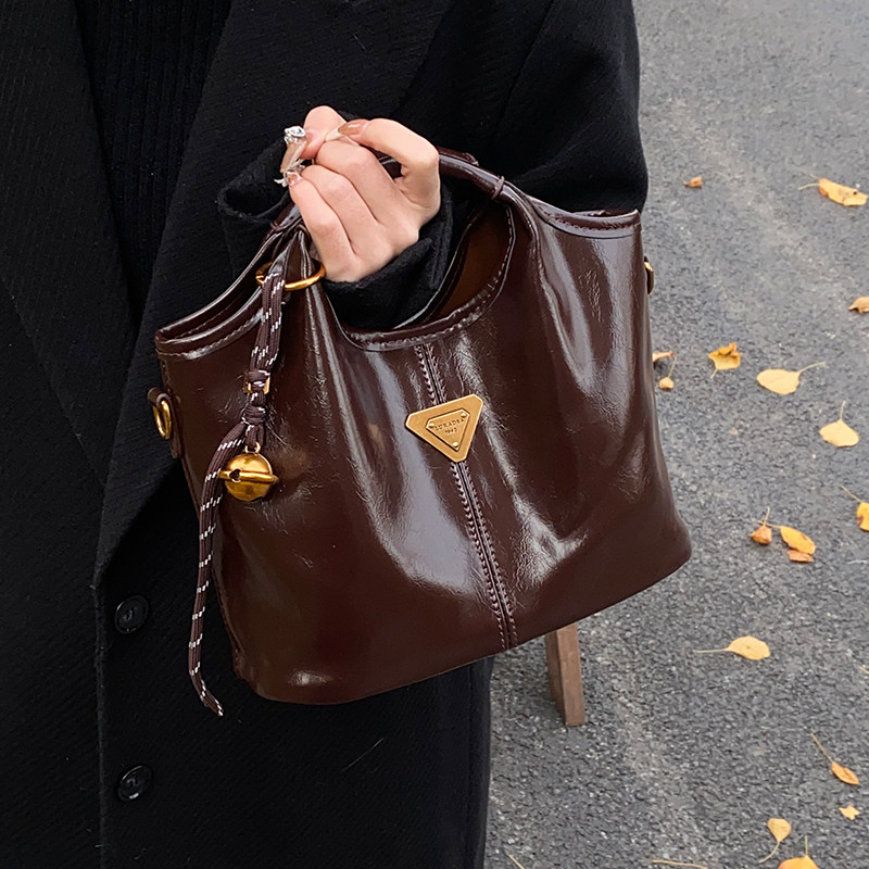 Высококачественная сумка для ручной переноски, женская летняя 2025 популярная сумка через плечо для пригородных поездок, сумка-тоут большой емкости, сумка-мессенджер