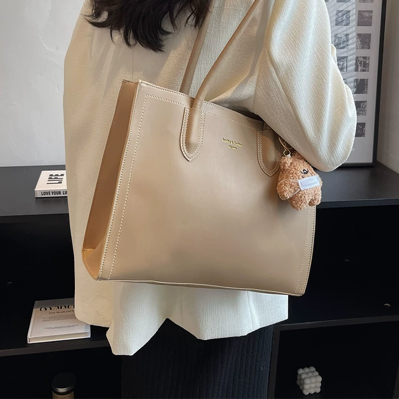 Capacious shoulder bag, one-shoulder bag
