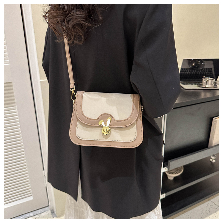Hochwertige strukturierte kleine Tasche für Damen Sommer 2023 neue Nischen-Umhängetasche mit einer Schulter modische Damen beliebte kleine quadratische Tasche_voghion.com