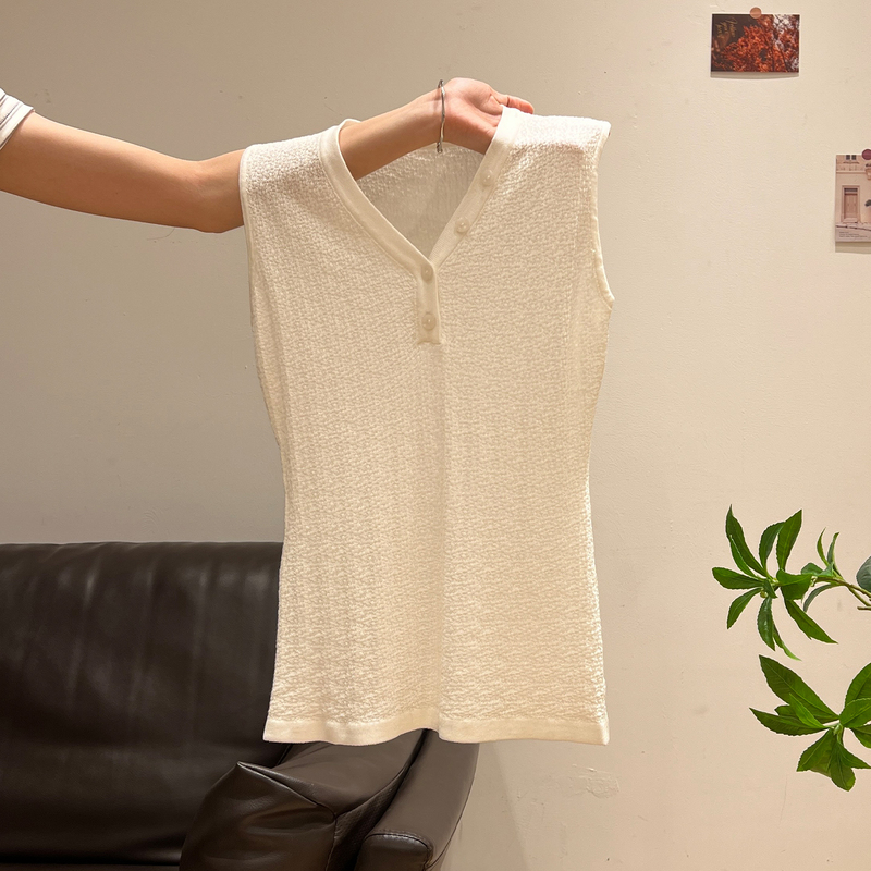 French-Style Elegant White V-Neck Sleeveless Knit Vest for Women, Summer 2026, Slim Fit, Fashionable and Versatile Top