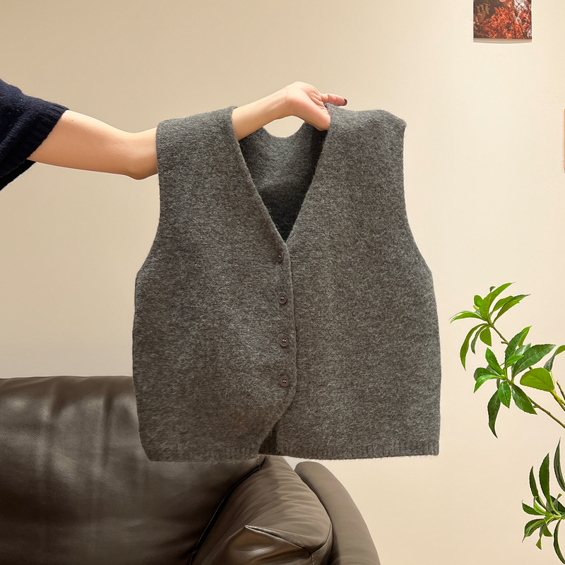 High-End Gray Knitted Vest Jacket for Women, 2025 Autumn and Winter Layered Loose Sleeveless Cardigan Top