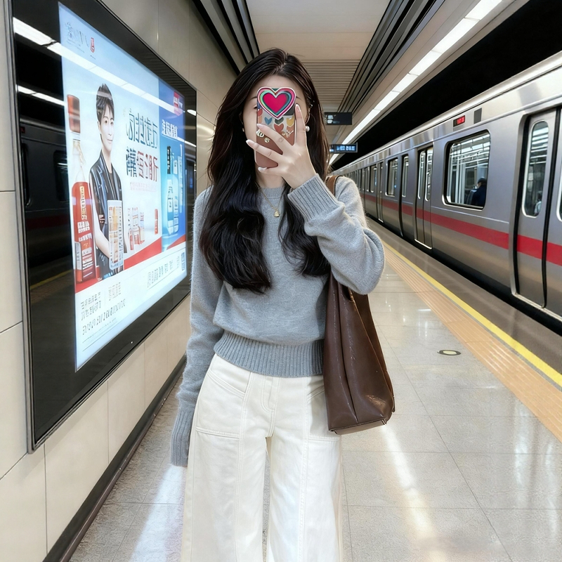 Very Stylish Gray High-End Sweater for Women, Suitable for Autumn and Winter, with a Relaxed Fit, Waist-Cinching, Short Knit Base Layer Top Very Stylish Gray High-End Sweater for Women, Suitable for Autumn and Winter, with a Relaxed Fit, Waist-Cinching, Short Knit Base Layer Top
