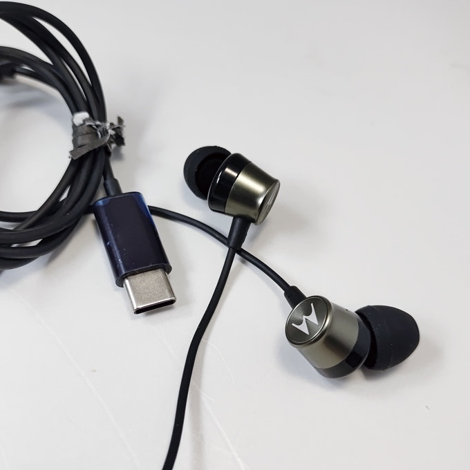 Motorola Type-C New Headphones Wired Control with Mic In-Ear Metal Stereo Subwoofer