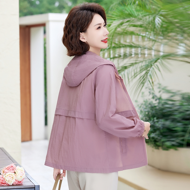 Mom's Spring and Autumn Stylish Trench Coat, Thin Style, 2025 New Model, for Middle-Aged and Elderly Women Aged 40, Sun Protection Clothing, Women's Top