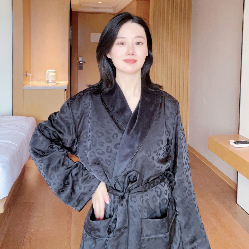 Seasonal Satin Couple's Bathrobe for Men and Women, All-Season Thin Velvet Absorbent Bathrobe, Light Luxury Fashion Leopard Print Pajamas