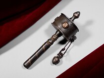 The black iron material is very good and rare. The armor is made of bronze.