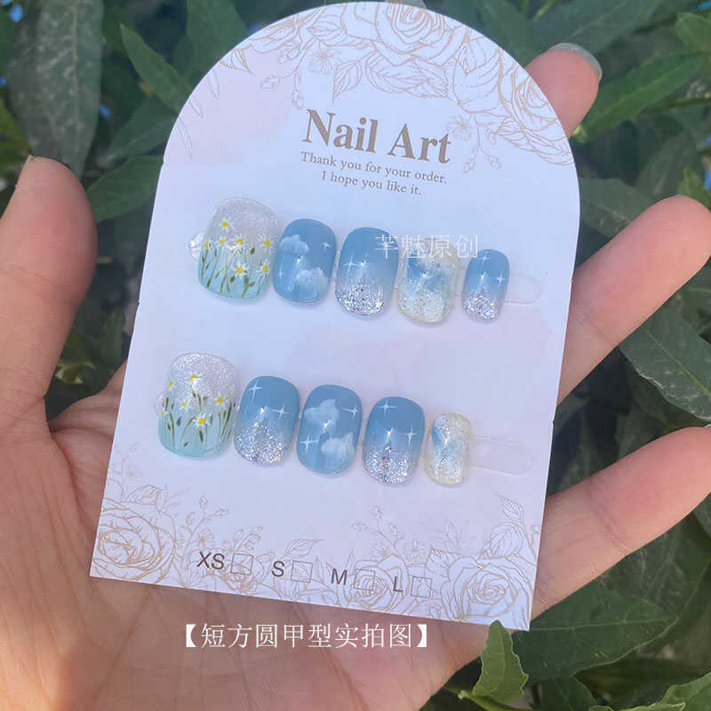 【Spring and Clear Skies】Handmade Wearable Nails with a High-End Feel, Hand-Painted Little Daisies, Blue Sky, Cat's Eye, Short Style Nail Art