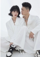 Группа мужчин и женщин