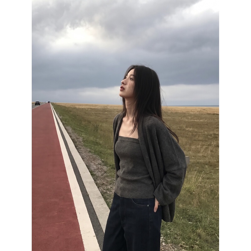 Um11 Korean Style Lazy and Atmospheric Knitted Tube Top Cardigan Two-Piece Set with a Slim-Fitting and Elegant Knitted Top