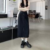 Весенняя черная дизайнерская длинная юбка, джинсовая юбка, 2025 года, тренд сезона, с акцентом на бедрах, высокая талия