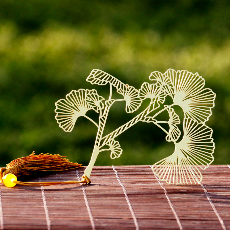 Bulls Gingko Festival Brass Classical Creative Flow Su Gift Lettering with a small frescoed student with a gift