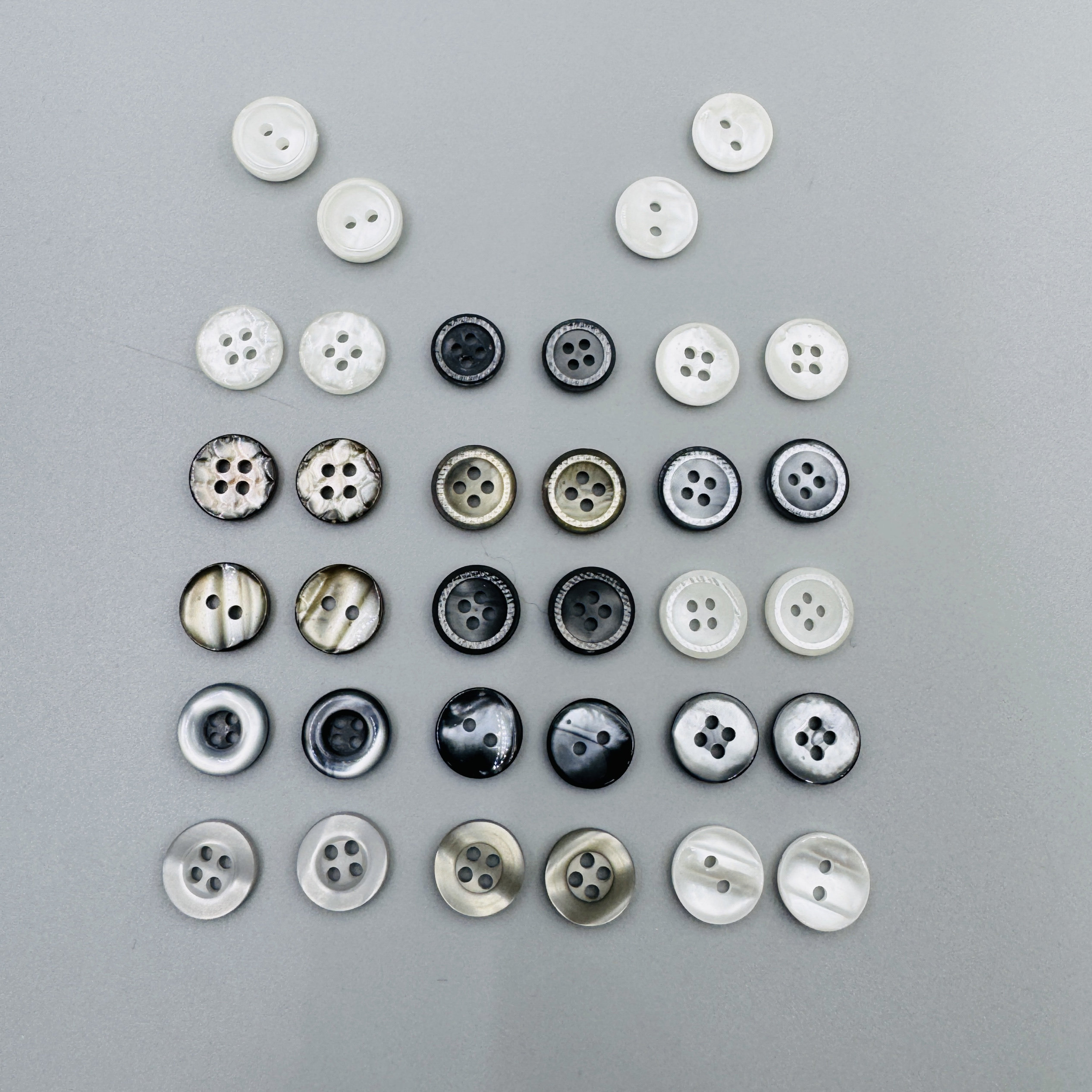 高品質のボタン、高級な4つ穴と2つ穴の白いシャツ用ボタン。男女兼用です。