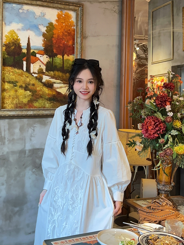 Bohemian Super Fairy White Long Dress for Autumn Travel and Vacation Wear, Long-Sleeved Lace Splicing V-Neck Slim Dress