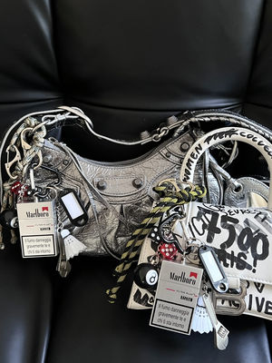 A trendy collection of vintage bags, pendants, gifts, bus cards, meal cards, keychains, pendants and accessories