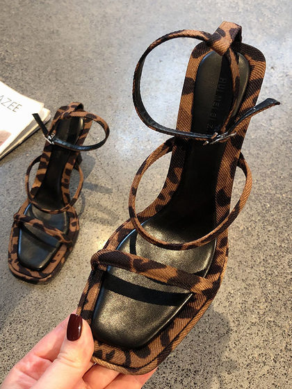 简约方头露趾一字扣带气质名媛高跟鞋女夏季外穿时尚豹纹细跟凉鞋