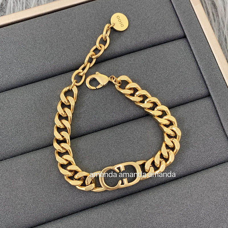 2020 New Retro d-letter clavicle necklace for women versatile simple net red pop style exquisite and small earrings