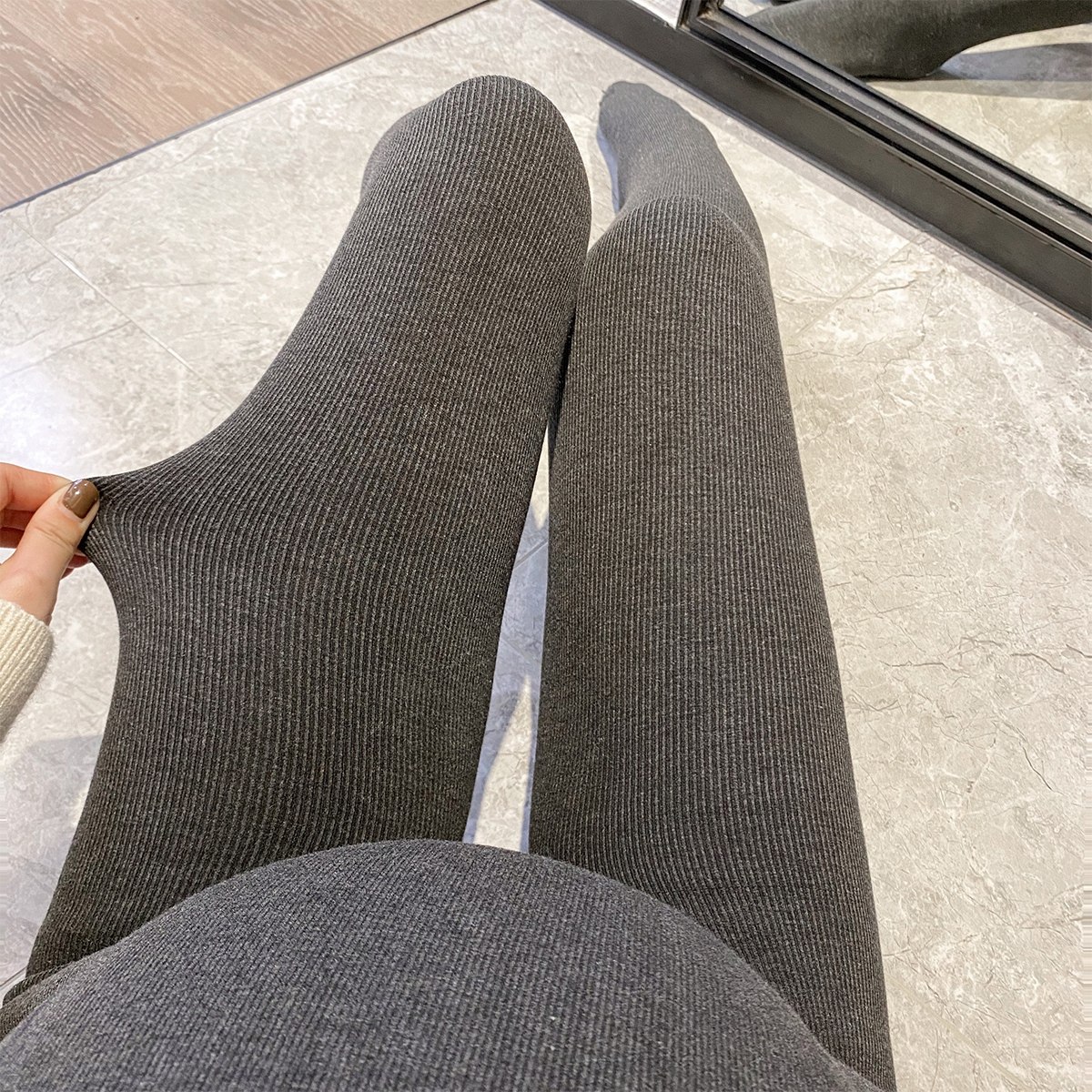 Pregnant women plus fleece leggings winter tide hot mom outside pregnancy wear belly lyreal socks bare leg artifact step foot tights