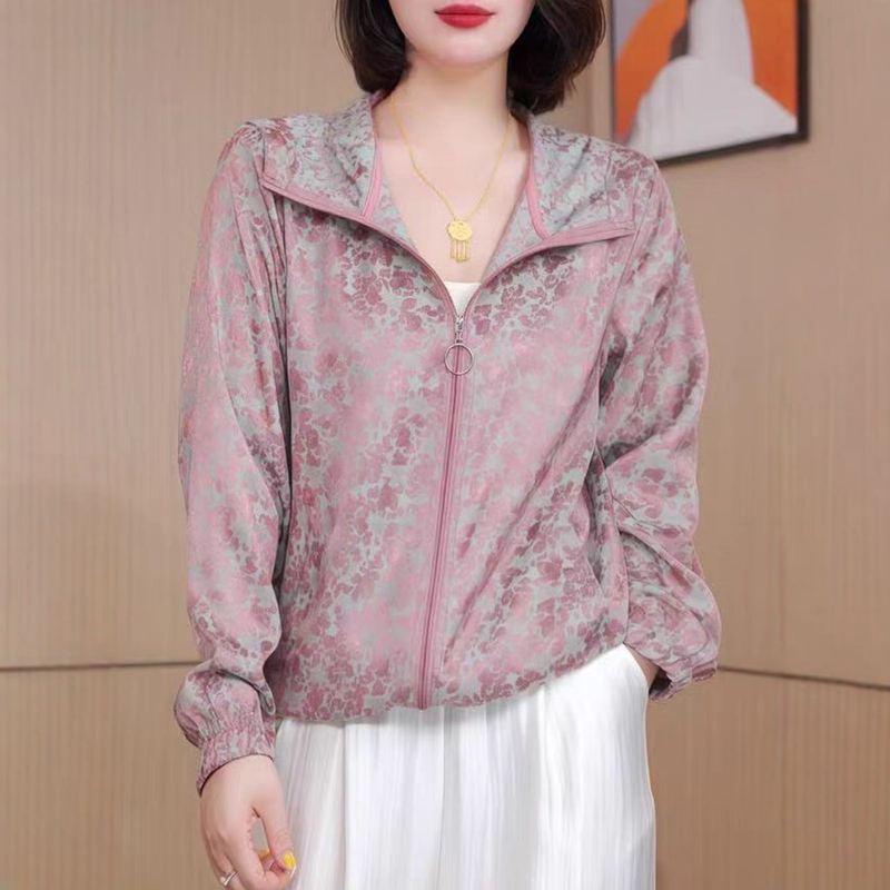 Spring and Summer Style Jacquard Breathable Sun Protection Jacket for Mothers, Fashionable and Age-Reducing Thin Large Size Hooded Shirt Spring and Summer Style Jacquard Breathable Sun Protection Jacket for Mothers, Fashionable and Age-Reducing Thin Large Size Hooded Shirt