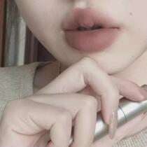 Retro concentrated matte matte lip glaze to show whitening pseudo-no makeup low saturation autumn and winter atmosphere dense silky and affordable lip mud