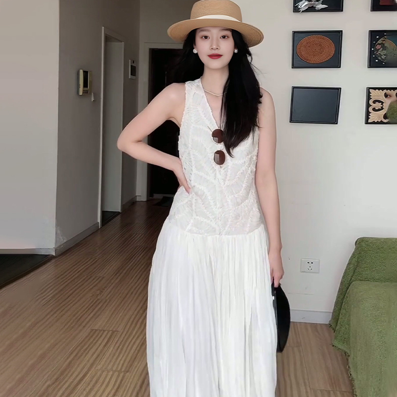 French-Style Hollow Lace V-Neck Dress for Women 2026 New Seaside Vacation Waist-Slimming Pleated Tank Top Long Dress