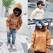 Cha mẹ-con cộng với áo len cashmere 2018 gia đình mới của ba gia đình mặc áo len lông cừu trẻ em quần áo sơ mi caramel