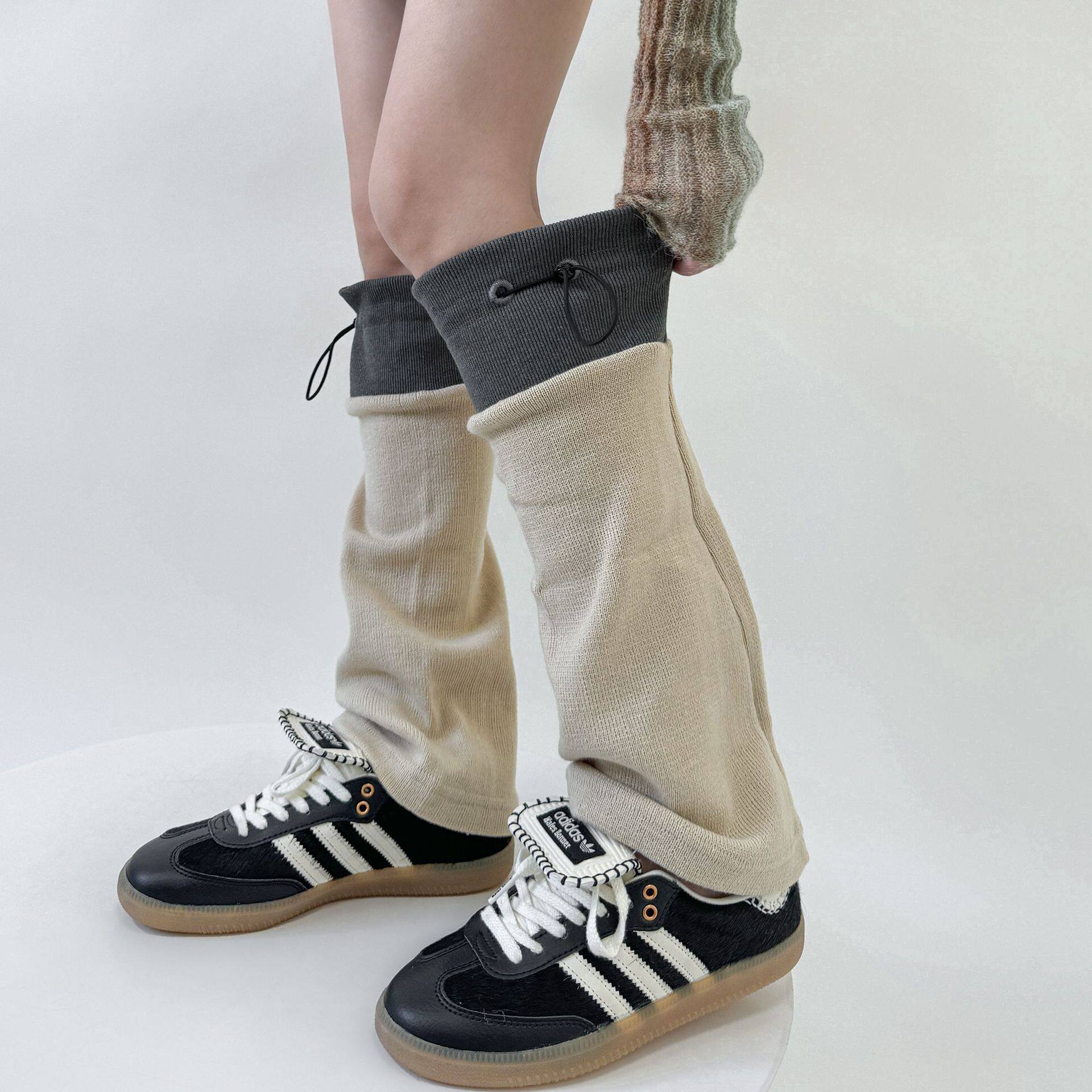 春夏向けのサブカルチャー風スポーティなカラーブロックのゆったりソックス。ニッチなデザインで、ふくらはぎ用のドローストリング付きフレアレッグウォーマー。