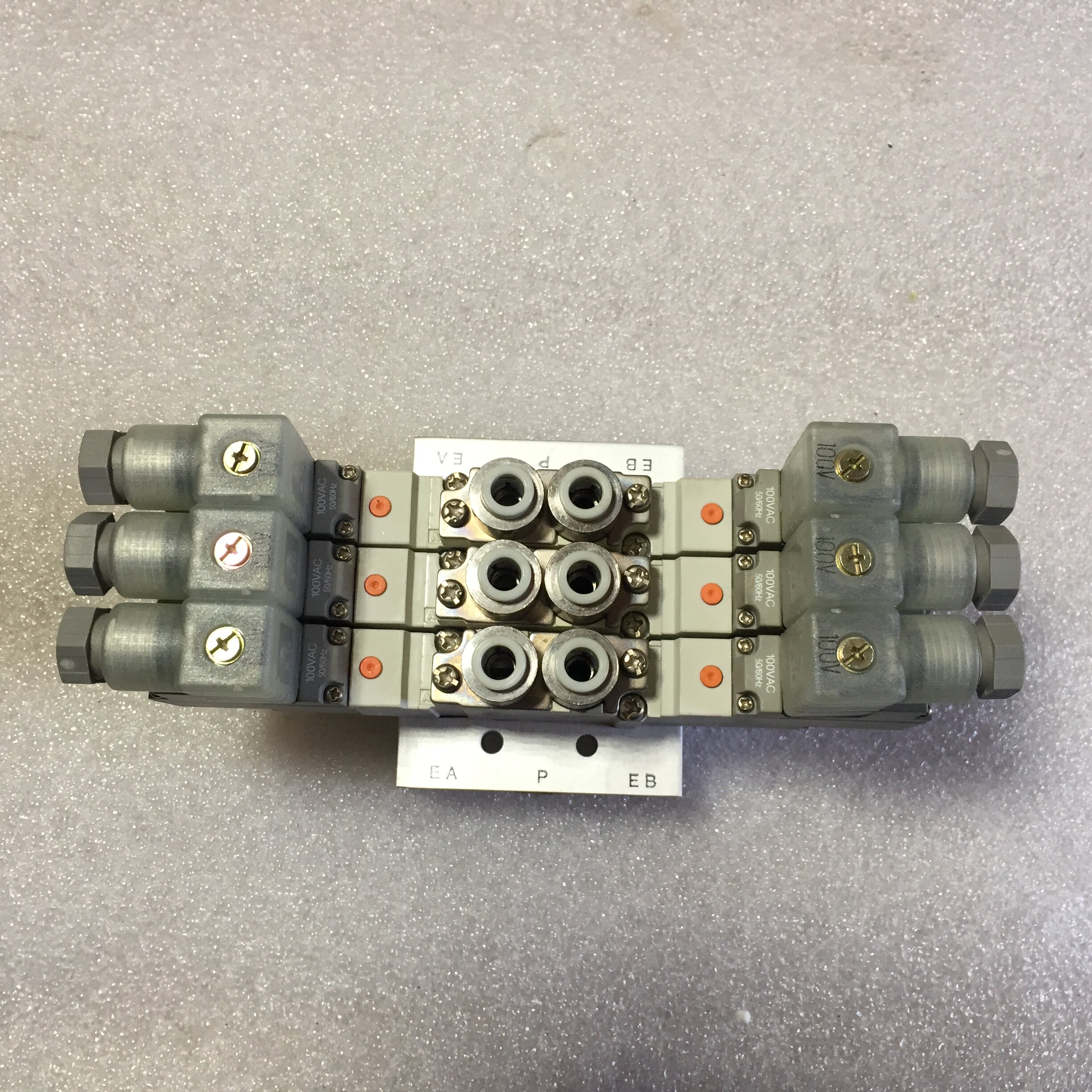 SY5220-1DZ-C6 Japanese SMC solenoid valve group original brand new