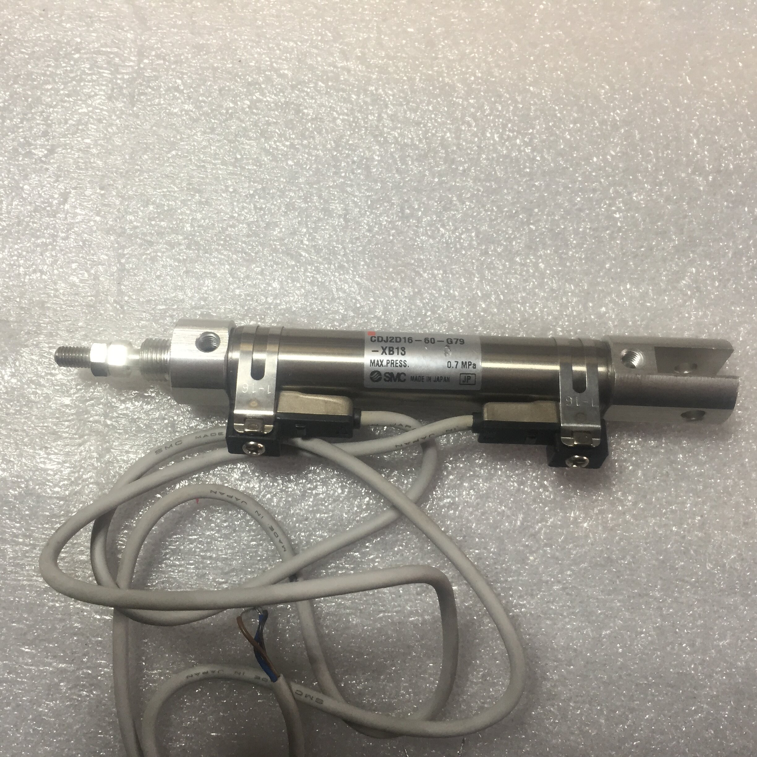 CDJ2D16-60-G79-XB13 Japanese SMC Cylinder original plant contains two magnetic switches