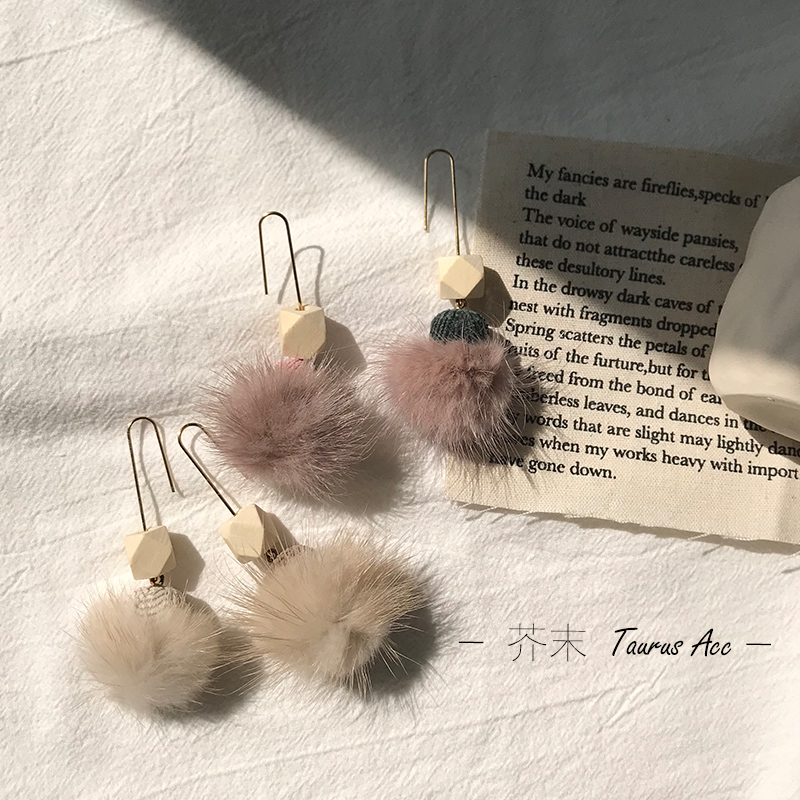 2021 new autumn and winter fur balls plush earrings female superfairy retro South Korean temperament Brief about 100 hitch earrings