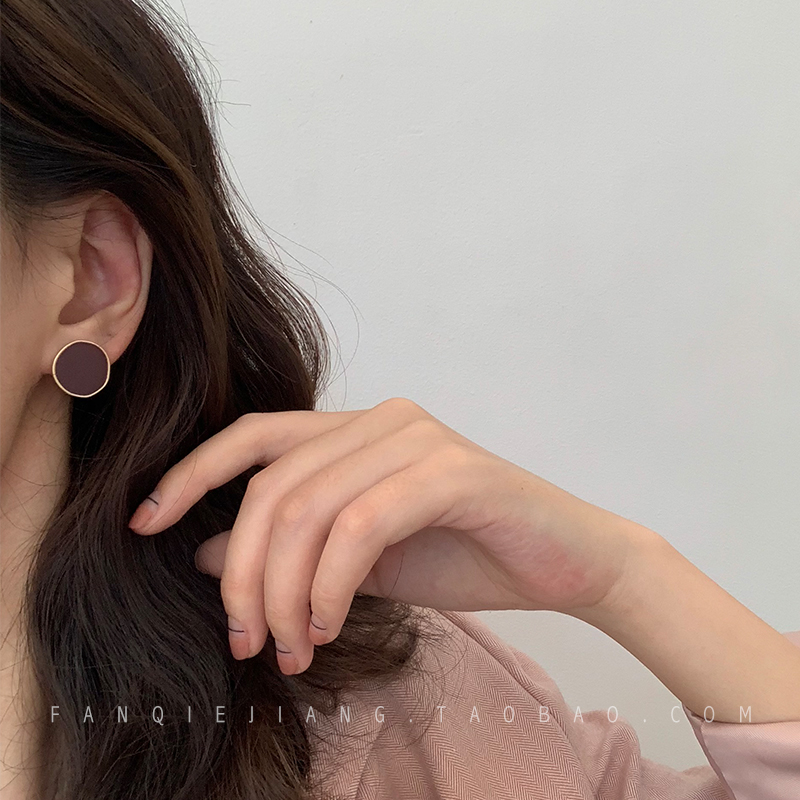 Advanced Senses Round Ear Pin Earrings 2021 New Tide Lady Brief Lukewarm Wind Korea Temperament Net Red Retro Harbor Wind