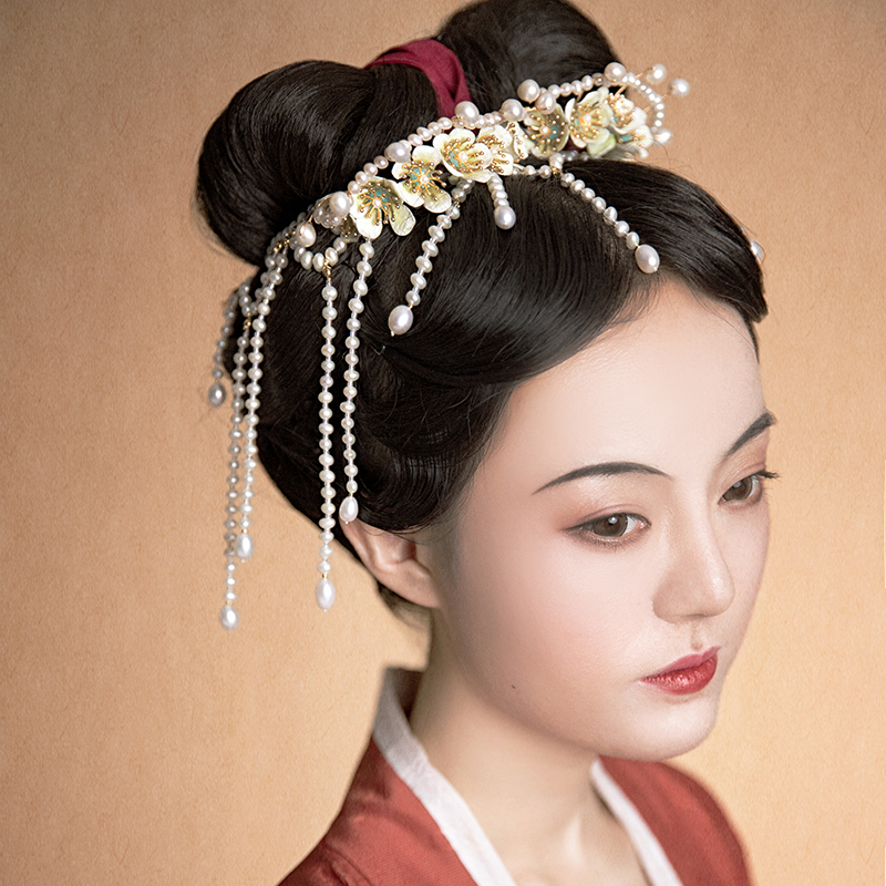 Reproduction of a Tang Dynasty-Style Portrait of Li Duan, a Beauty with Pearl Headdress, Intricate Hanfu Soft Necklace, and the Lingering Charm of the Red Chamber Reproduction of a Tang Dynasty-Style Portrait of Li Duan, a Beauty with Pearl Headdress, Intricate Hanfu Soft Necklace, and the Lingering Charm of the Red Chamber