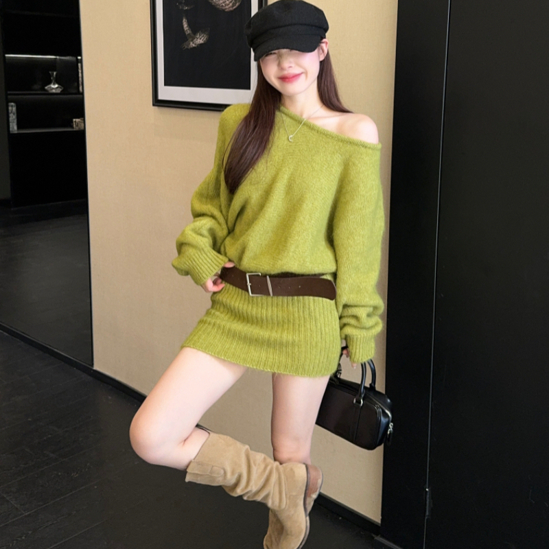 Hot Girl's Off-Shoulder Long-Sleeved Knitted Sweater Dress for Women in Autumn and Winter, Sexy and Pure, Waist-Cinching, Slimming, Hip-Hugging Short Skirt Hot Girl's Off-Shoulder Long-Sleeved Knitted Sweater Dress for Women in Autumn and Winter, Sexy and Pure, Waist-Cinching, Slimming, Hip-Hugging Short Skirt