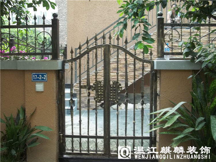 Chengdu manufacturer direct selling iron art single door open door entrance garden small door Villa Courtyard Door security door Custom installation