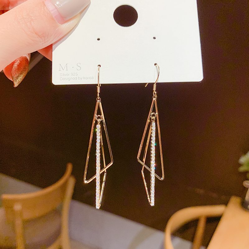 Dongdai Dong face lean water drill geometric triangle long earrings of Korean temperament network red and pin female